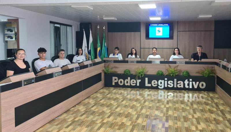 Consultor Legislativo da Câmara Municipal realiza palestra para o Parlamento Jovem